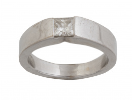 175.  Sortija de la joyería SUAREZ con solitario de diamante talla princesa en engaste invisible