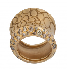 164.  Sortija ancha POMELLATO con decoración de óvalos grabados y brillantes en el bisel del borde 