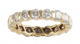 184.  Sortija alianza completa de brillantes separados por pequeñas bandas de oro