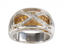 177.  Sortija con frente elevado con diseño en aspa de brillantes, sobre banda de base cuajada de zafiros amarillos