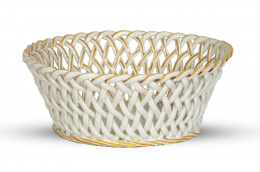 477.  Cesto calado de cerámica esmaltada en reflejo dorado.Alcora, serie del reflejo dorado (1800 - 1825).