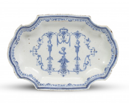 471.  Bandeja de cerámica esmaltada en azul cobalto, decorada con grutescos.Alcora, serie Berain (1727-1749).