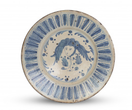 751.  Plato de cerámica esmaltada en azul cobalto decorado con cabeza y palmetas.Teruel, S. XVII.