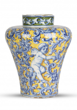 597.  Jarrón de cerámica esmaltada con decoración de estilo renacentista en azul, amarillo y verde.Angelo Minghetti, (1822-1885). Firmado en la boca.