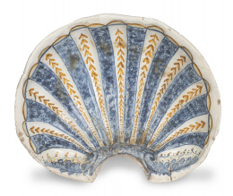 468.  Bacía en forma de venera de cerámica esmaltada en azul cobalto y ocre.Talavera, S. XVIII.