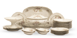 529.  Vajilla de porcelana esmaltada con filo dorado decorada con flores.Albert Pillivuyt, Foëy, Limoges, primer cuarto del S. XX.