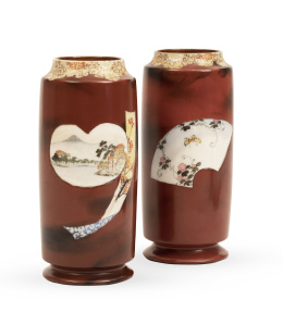 1136.  Pareja de floreros de porcelana, con reservas decorativas con paisaje, mariposas y flores.Japón, pp. del S. XX.