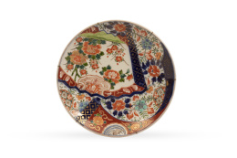1138.  Plato de porcelana esmaltada con decoración floral y aves.Japón, S. XIX.