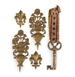 567.  Conjunto de cuatro piezas de metal dorado de aplicaciones de muebles y una llave de hierro.S. XVIII - XIX.