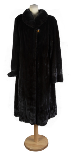 494.  Abrigo largo de visón marrón oscuro-negro con cuello de solapa y bolsillos laterales
