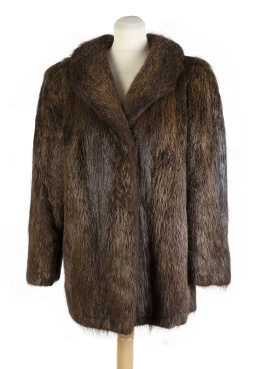 497.  Caquetón de nutria con cuello de solapa y bolsillos laterales