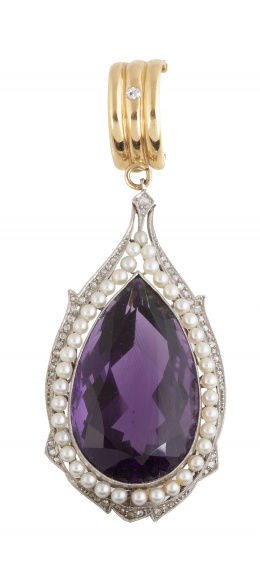 74.  Colgante Belle-Epoque con gran amatista de talla pera orlada de perlas finas y con marco exterior de diamantes