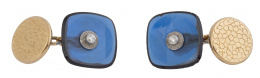 179.  Gemelos retro con cuadrangular piedra azul y chatón de brillante central, y disco circular de oro grabado