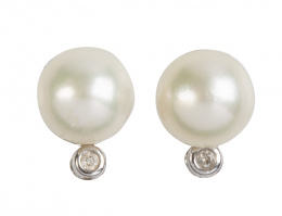 173.  Pendientes tu y yo con perla superior y chatón de brillante en la base