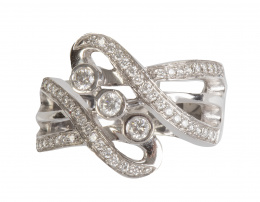 174.  Sortija ancha asimétrica con tres chatones de brillantes en oblícuo, entre bandas entrelazadas de brillantes