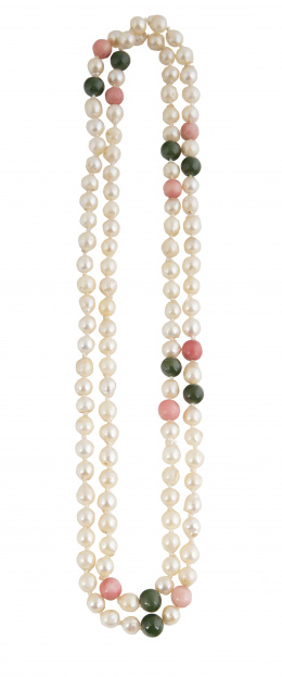 202.  Collar largo de perlas cultivadas combinados con esferas de coral y cuarzo verde