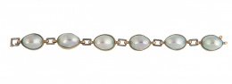 205.  Pulsera con medias perlas grises en montura de oro, unidas por eslabones cuadrangulares de plata