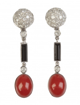 271.  Pendientes largos estilo Art-Decó con cabujón de coral, y rectángulo de ónix que penden de semiesfera de brillantes