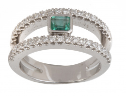 253.  Sortija con esmeralda central entre dos líneas de brillanes que forman el aro