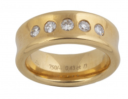 229.  Sortija cintillo de brillantes en montura ancha y con perfil cóncavo de oro amarillo de 18K