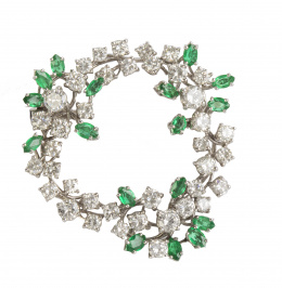 335.  Broche de brillantes y esmeraldas talla navette años 60 con forma de corona con flores