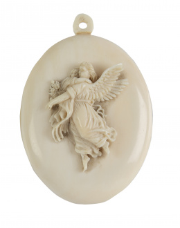 17.  Colgante oval S. XIX de marfil con figura de ángel y niño tallados