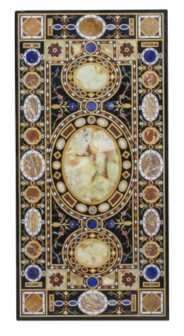 1320.  Tapa de mesa. con marqutería de piedras duras, entre ellas, lapislazuli, ónix...Sigue modelos antiguos del S. XVI.Moderna.