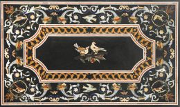 665.  Tapa de mesa rectangular con trabajo de piedras duras de estilo renacentista, decorada con aves, mariposas y decoración vegetal.Moderna.