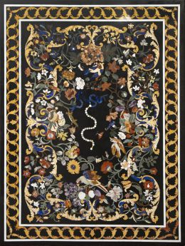 662.  Tapa de mesa rectangular con trabajo de piedras duras como lapislázuli, malaquita, nácar...; de estilo renacentista con profusa decoración de aves, reptiles o flores.Moderna.