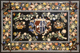 1095.  Tapa de mesa rectangular con trabajo de piedras duras de estilo renacentista.Decorada con escudo, aves, guirnaldas y cestos de flores.
