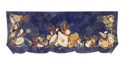 1098.  Tapa de mesa con trabajo de piedras duras, lapislázuli, jaspe, ágata y mármoles.Decorada con conchas sobre azul marino, sigue modelos antiguos.