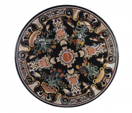 700.  Tapa de mesa circular con trabajo de piedras duras de estilo renacentista, decorada con aves y jarrones con flores.