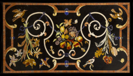 607.  Tapa de mesa rectangular con trabajo de piedras duras de estilo renacentista con decoración floral, frutos y aves.