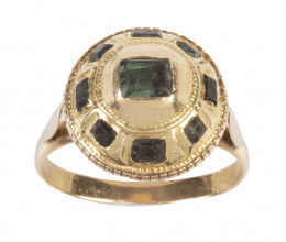 15.  Sortija S. XIX con diseño de botón de símil esmeraldas 