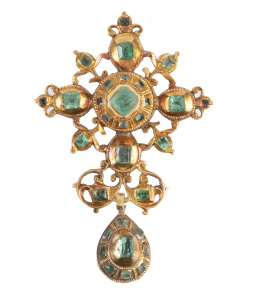 11.  Cruz colgante popular de esmeraldas S. XVIII-XIX con botón colgante en forma de pera
