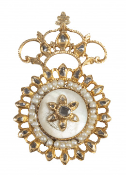 19.  Colgante S. XVIII-XIX  con marco circular y corona superior de diamantes, y centro de estrella de diamantes sobre base de madreperla orlado de perlas finas