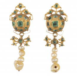 12.  Pendientes largos populares S. XVIII-XIX con esmeraldas en rosetón del que pende un lazo y línea colgante de perlas finas de tamaño creciente