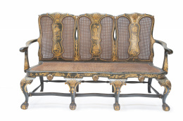 820.  Canapé de madera lacada y dorada con escenas de chinerías, sigue modelos del S. XVIII.Trabajo inglés, S. XIX