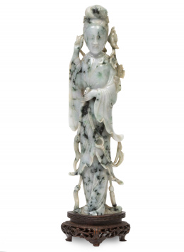 831.  Guanyin Figura en jade imperial.China, pp. del S. XX.