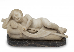 770.  Niño Jesús dormido sobre la cruz.Escultura en mármol blanco tallado sobre peana de mármol negro.Italia, ff. del S. XVIII - pp. del S. XIX.