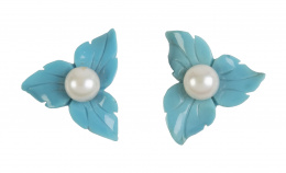 261.  Pendientes con diseño de flor, con perla central y tres turquesas talladas como pétalos