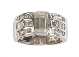 363.  Sortija con diamantes talla esmeralda central de 1,60 ct aprox y tres líneas de dtes talla baguette en el aro 