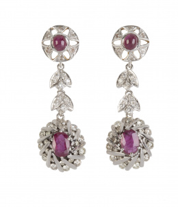145.  Pendientes largos de rubíes y brillantes con botón superior circular, del que penden hojitas en casacada y como remate colgante botón oval