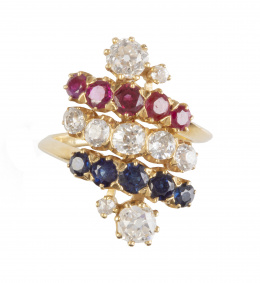 130.  Sortija lanzadera años 30 con tres bandas oblícuas una de brillantes de talla antigua, una de zafiros y otras de rubíes,y dos brillantes en la parte superior e inferior