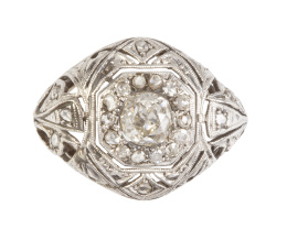 95.  Sortija bombé Art-Decó con brillante central orlado de diamantes, rodeado de diamantes combinados con decoración calada