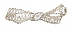 89.  Delicado broche lazo Belle-Epoque con diamantes y perlas finas en decoración calada y con tres chatones centrales de brillantes