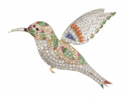 364.  Broche colibrí de brillantes con ala abatible, adornado con rubíes, esmeraldas, zafiros, coral y ónix tallados en gota de sebo