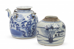 671.  Lote de tetera y tibor de porcelana esmaltada en azul y blanco.China, ff. del S. XIX.