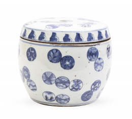 585.  Tibor con tapa de porcelana esmaltada decorado en azul cobalto.China, pp. del S. XIX.