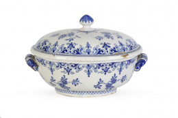 666.  Sopera de cerámica esmaltada en azul con decoración floral de estilo "Berain".Francia, S. XIX.